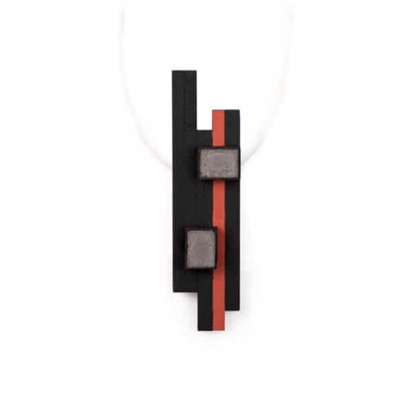 Piros-fekete fa design nyaklánc beton berakással.
