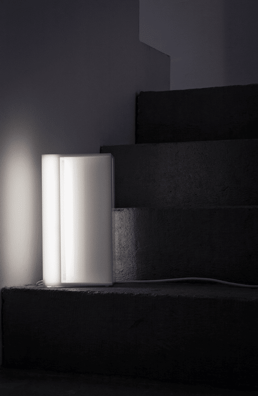 Modern design lámpa, geometrikus formavilággal, plexiből. LED világítással.