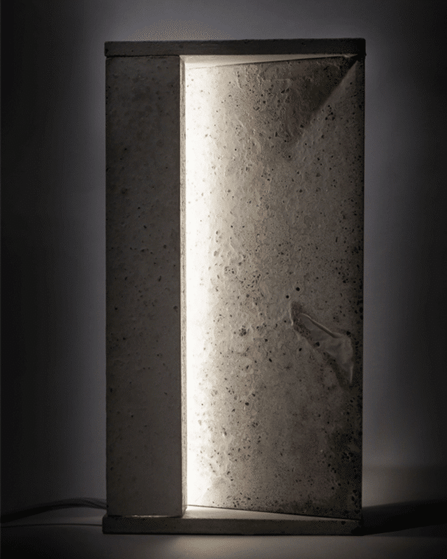 Modern design lámpa fehér betonból. Benne LED világítás.