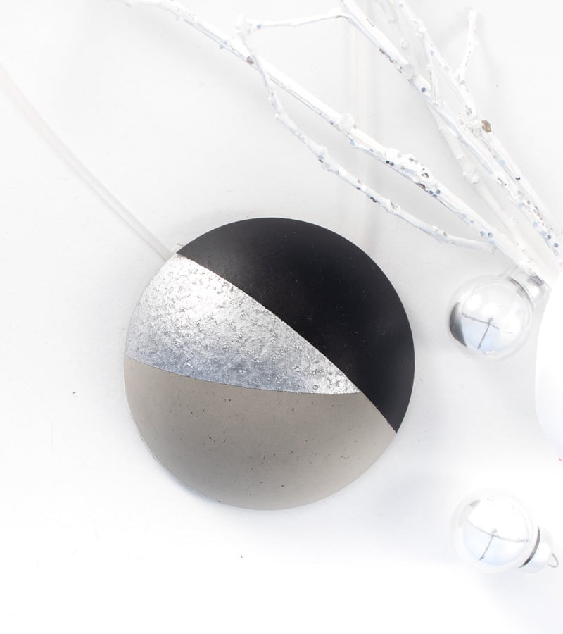 Design betonékszer - szürke alapon ezüst-fekete minimalista mintával a LENS kollekcióból