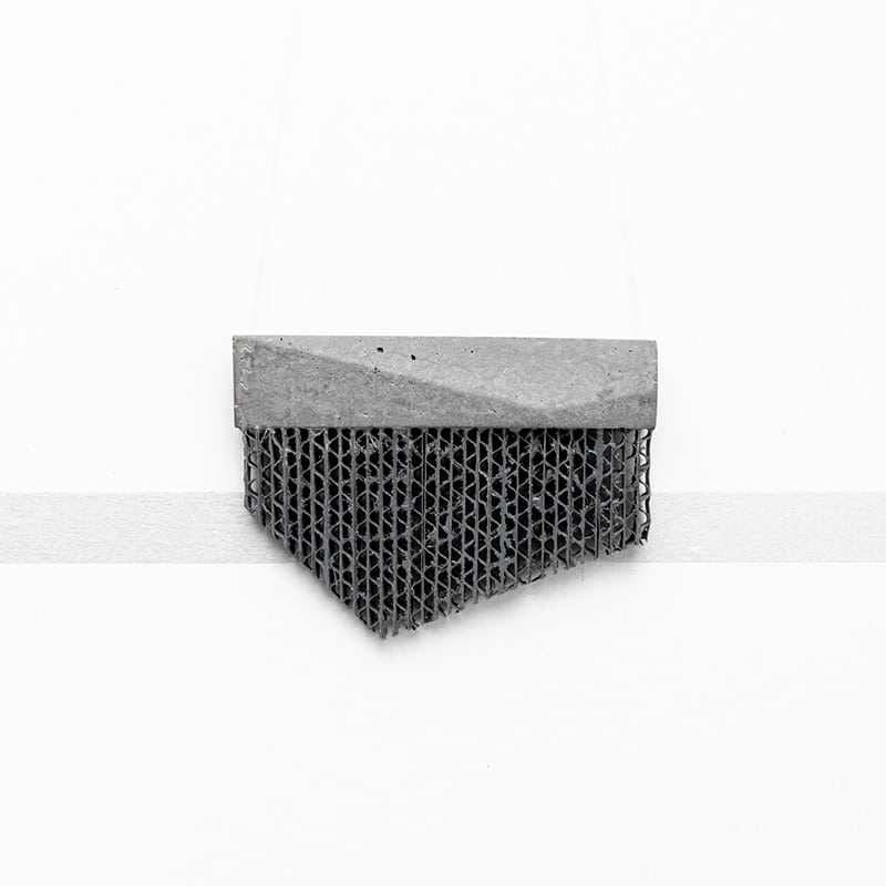 Egyedi desig ékszer betonból - geometrikus formavilággal, az alján papír berakással
