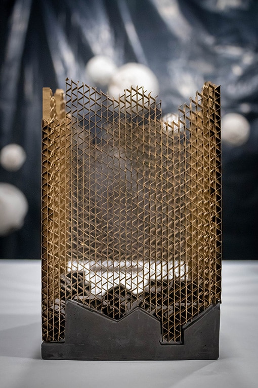 Mázsi Boglárka arany-antracit kisplasztika a Design Hét Budapest 2019 Lebegés című kiállításán